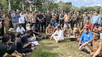Gubernur Kalteng, H. Agustiar Sabran saat menerima aspirasi Aliansi Mahasiswa Anak Buruh Jilid II