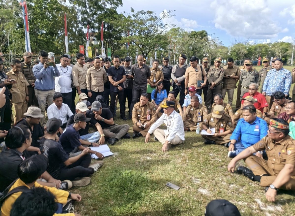 Gubernur Kalteng, H. Agustiar Sabran saat menerima aspirasi Aliansi Mahasiswa Anak Buruh Jilid II