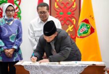 Gubernur Kalteng, Agustiar Sabran, saat menandatangani Nota Kesepakatan Penyelenggaraan Pendidikan Vokasi dan Magang Mahasiswa pada lahan kegiatan cetak sawah di Provinsi Kalteng
