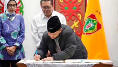 Gubernur Kalteng, Agustiar Sabran, saat menandatangani Nota Kesepakatan Penyelenggaraan Pendidikan Vokasi dan Magang Mahasiswa pada lahan kegiatan cetak sawah di Provinsi Kalteng