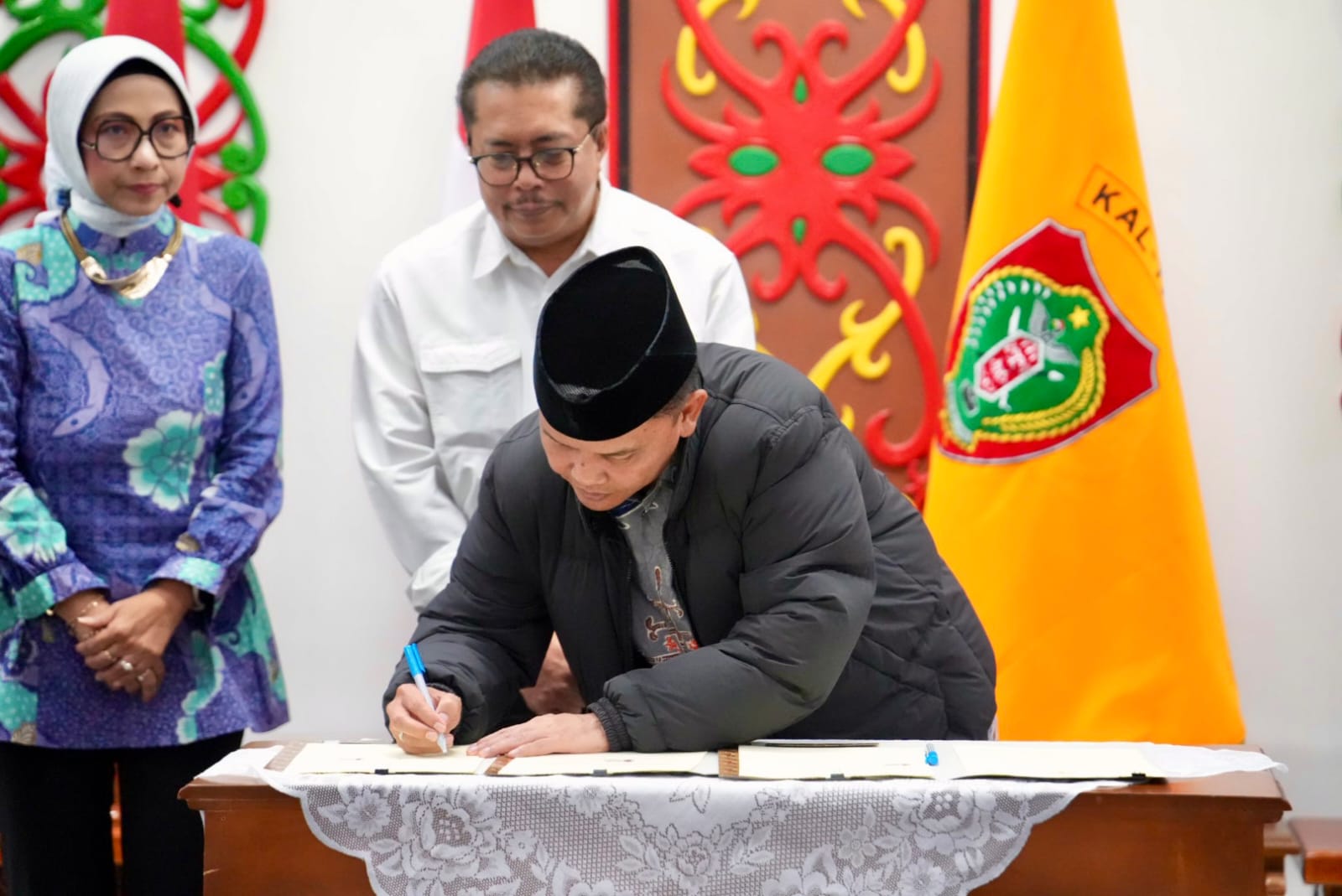 Gubernur Kalteng, Agustiar Sabran, saat menandatangani Nota Kesepakatan Penyelenggaraan Pendidikan Vokasi dan Magang Mahasiswa pada lahan kegiatan cetak sawah di Provinsi Kalteng