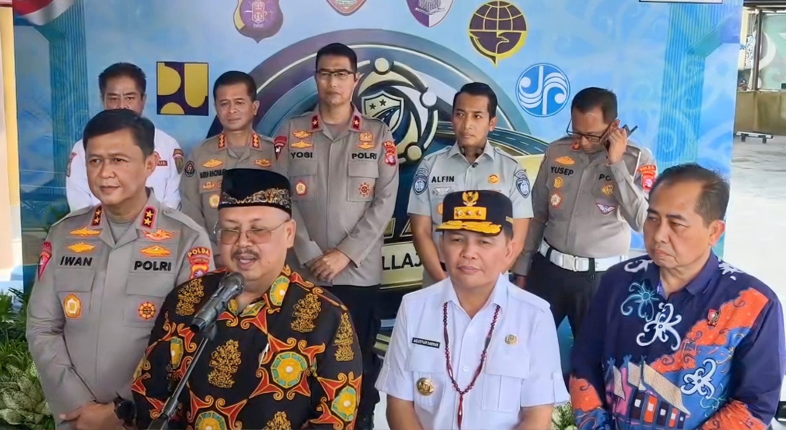 Kepala Pusat Studi Ilmu Kepolisian, Chryshnanda Dwilaksana bersama Gubernur Kalteng, H. Agustiar Sabran saat di wawancara awak media