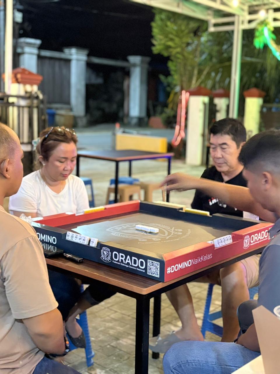 Anggota DPRD Murung Raya, Kalimantan Tengah Olivia Wiswanti saat mencoba permainan Domino