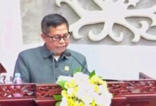 Juru bicara H. Sudarsono saat menyampaikan laporan hasil rapat gabungan komisi DPRD Kalteng