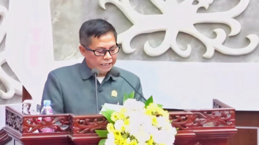 Juru bicara H. Sudarsono saat menyampaikan laporan hasil rapat gabungan komisi DPRD Kalteng
