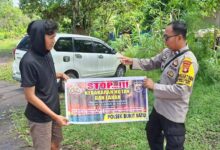 Personel kepolisian ketika mensosialisasikan bahaya karhutla kepada masyarakay di Kelurahan Banturung,