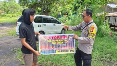 Personel kepolisian ketika mensosialisasikan bahaya karhutla kepada masyarakay di Kelurahan Banturung,