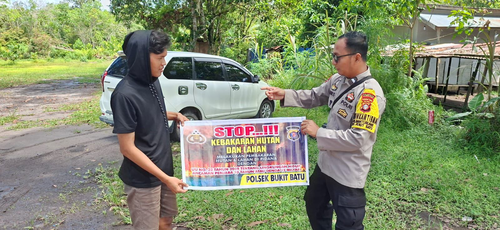Personel kepolisian ketika mensosialisasikan bahaya karhutla kepada masyarakay di Kelurahan Banturung,