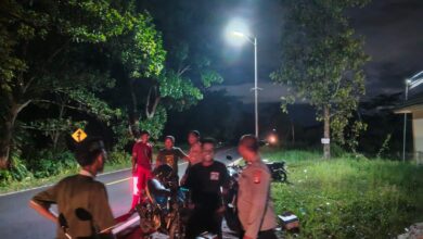 Personel Polsek Sabangau saat patroli malam mencegah terjadinya aksi balap liar