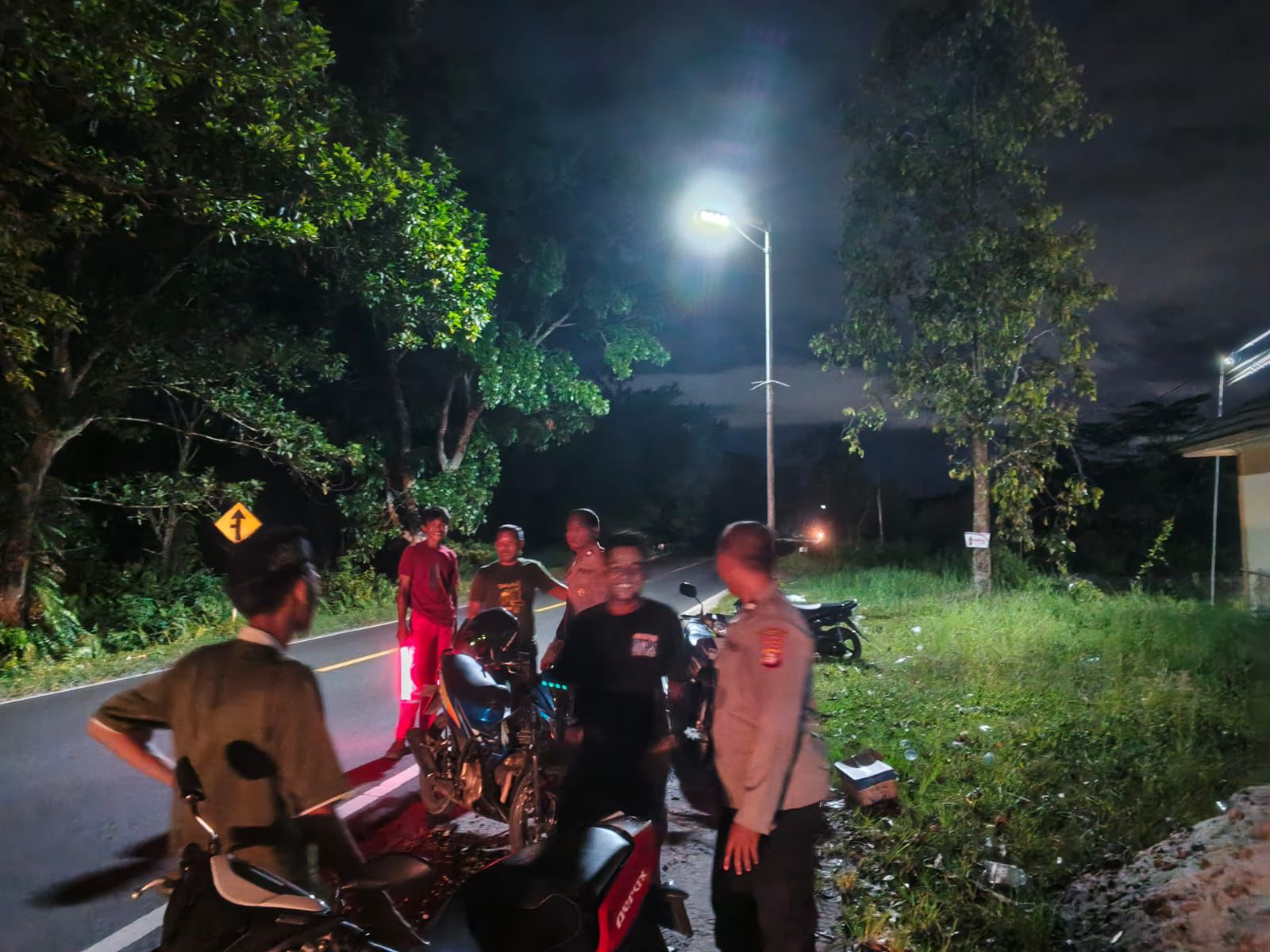 Personel Polsek Sabangau saat patroli malam mencegah terjadinya aksi balap liar