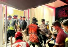 Proses evakuasi jasad korban yang ditemukan meninggal dunia di Jalan Garuda V