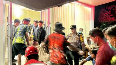 Proses evakuasi jasad korban yang ditemukan meninggal dunia di Jalan Garuda V