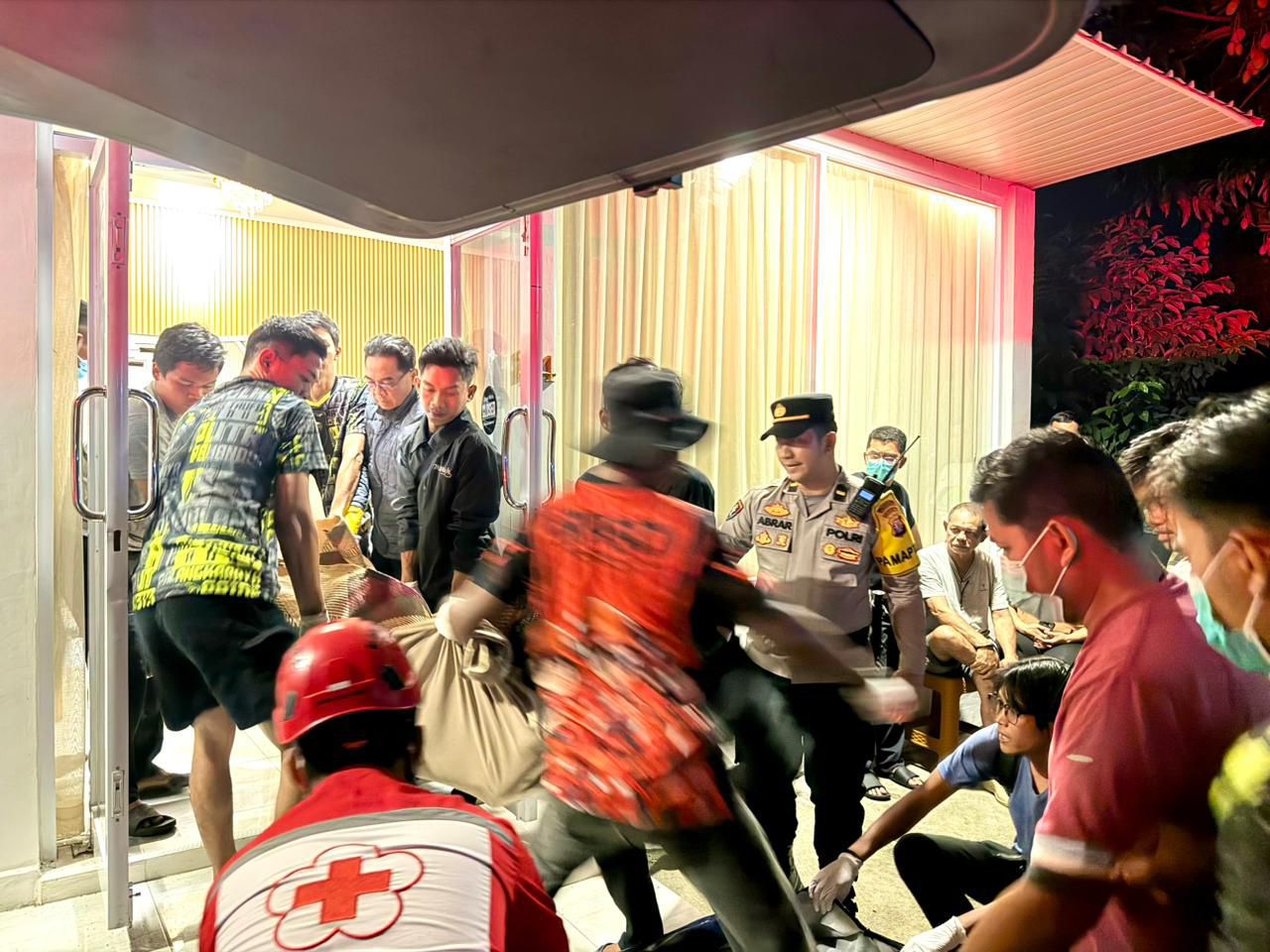 Proses evakuasi jasad korban yang ditemukan meninggal dunia di Jalan Garuda V