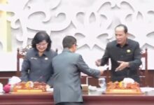 Juru Bicara, H Sudarsono saat menyerahkan hasil pembahasan kepada Ketua DPRD Kalteng Arthon S. Dohong. Foto:Ist