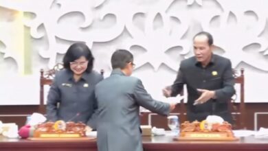 Juru Bicara, H Sudarsono saat menyerahkan hasil pembahasan kepada Ketua DPRD Kalteng Arthon S. Dohong. Foto:Ist