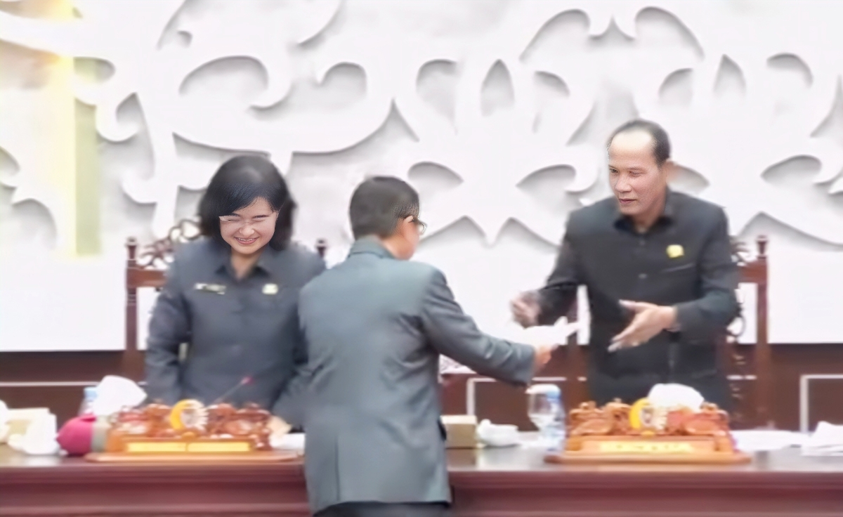 Juru Bicara, H Sudarsono saat menyerahkan hasil pembahasan kepada Ketua DPRD Kalteng Arthon S. Dohong. Foto:Ist