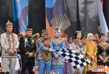 Gubernur Kalteng, H. Agustiar Sabran saat membuka secara langsung Festival Budaya Isen Mulang (FBIM) 2026, di Kota Palangka Raya