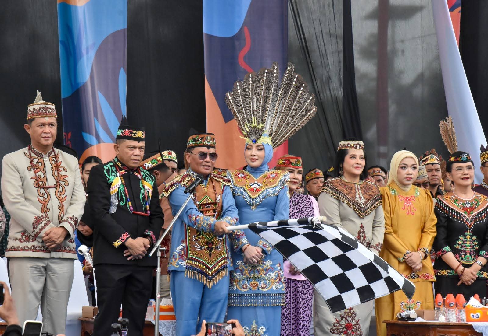 Gubernur Kalteng, H. Agustiar Sabran saat membuka secara langsung Festival Budaya Isen Mulang (FBIM) 2026, di Kota Palangka Raya