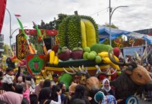 Suasana Bundaran Talawang, Kota Palangka Raya, dipenuhi ribuan masyarakat yang ingin menyaksikan Karnaval Budaya Festival Budaya Isen Mulang (FBIM) 2026