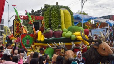 Suasana Bundaran Talawang, Kota Palangka Raya, dipenuhi ribuan masyarakat yang ingin menyaksikan Karnaval Budaya Festival Budaya Isen Mulang (FBIM) 2026