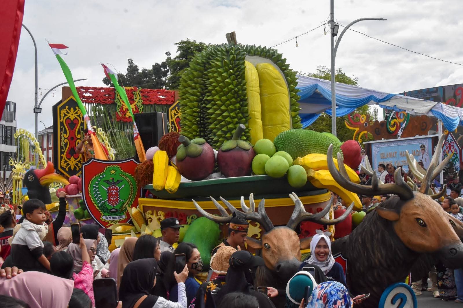Suasana Bundaran Talawang, Kota Palangka Raya, dipenuhi ribuan masyarakat yang ingin menyaksikan Karnaval Budaya Festival Budaya Isen Mulang (FBIM) 2026