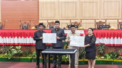 Ketua DPRD Kota Palangka Raya, Subandi bersama Wakil Wali Kota Palangka Raya, Achmad Zaini saat menunjukkan berita acara pengesahan Perda usai rapat paripurna