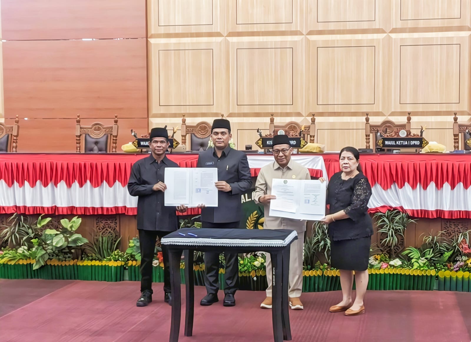 Ketua DPRD Kota Palangka Raya, Subandi bersama Wakil Wali Kota Palangka Raya, Achmad Zaini saat menunjukkan berita acara pengesahan Perda usai rapat paripurna