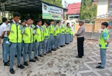 Petugas kepolisian ketika memberikan arahan dan edukasi mengatur arus lalu lintas