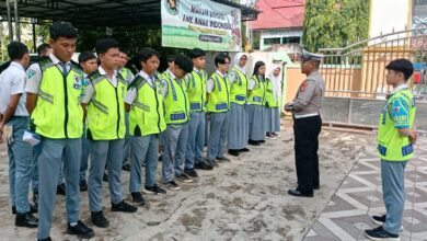 Petugas kepolisian ketika memberikan arahan dan edukasi mengatur arus lalu lintas