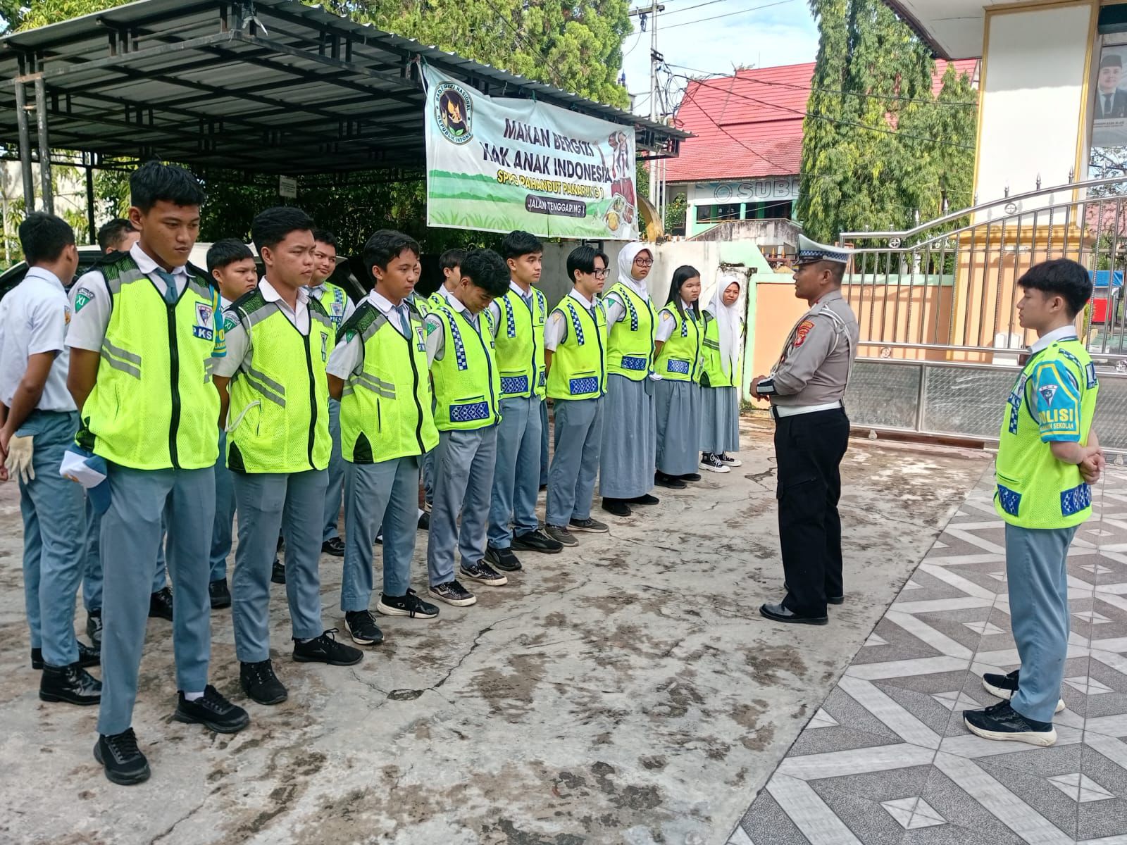 Petugas kepolisian ketika memberikan arahan dan edukasi mengatur arus lalu lintas