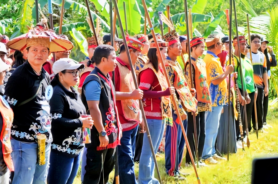 Para peserta Manyipet tampil menggunakan kostum khas daerah masing-masing sehingga menambah semarak suasana perlombaan.