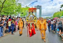 Bupati Nurhidayah turun langsung mengawal Kontingen Kobar pada Karnaval pembukaan Festival Budaya Isen Mulang 2026