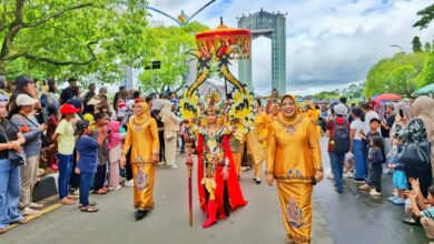 Bupati Nurhidayah turun langsung mengawal Kontingen Kobar pada Karnaval pembukaan Festival Budaya Isen Mulang 2026