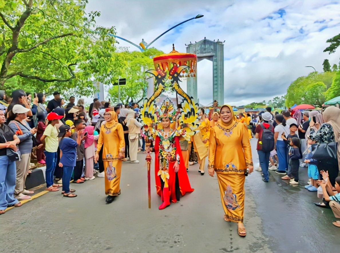 Bupati Nurhidayah turun langsung mengawal Kontingen Kobar pada Karnaval pembukaan Festival Budaya Isen Mulang 2026