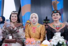 Wakil Ketua I DPRD Provinsi Kalimantan Tengah, Riska Agustin (tengah) saat menghadiri pembukaan FBIM di kawasan Bundaran Besar