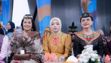 Wakil Ketua I DPRD Provinsi Kalimantan Tengah, Riska Agustin (tengah) saat menghadiri pembukaan FBIM di kawasan Bundaran Besar