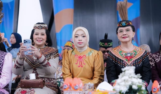 Wakil Ketua I DPRD Provinsi Kalimantan Tengah, Riska Agustin (tengah) saat menghadiri pembukaan FBIM di kawasan Bundaran Besar