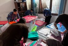 Tim penyidik kejati ketika menggeledah kantor DPMPTSP Kalteng