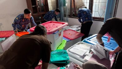 Tim penyidik kejati ketika menggeledah kantor DPMPTSP Kalteng