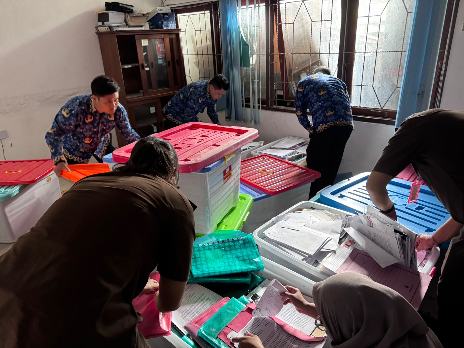 Tim penyidik kejati ketika menggeledah kantor DPMPTSP Kalteng
