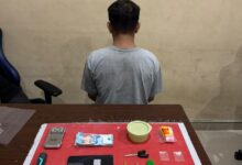 Tersangka I (33) usai diciduk aparat kepolisian