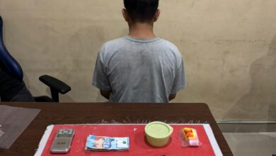 Tersangka I (33) usai diciduk aparat kepolisian