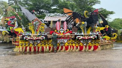 Dina Maulidah saat berfoto disalah satu kapal hias pada festival FBIM di Kota Palangka Raya