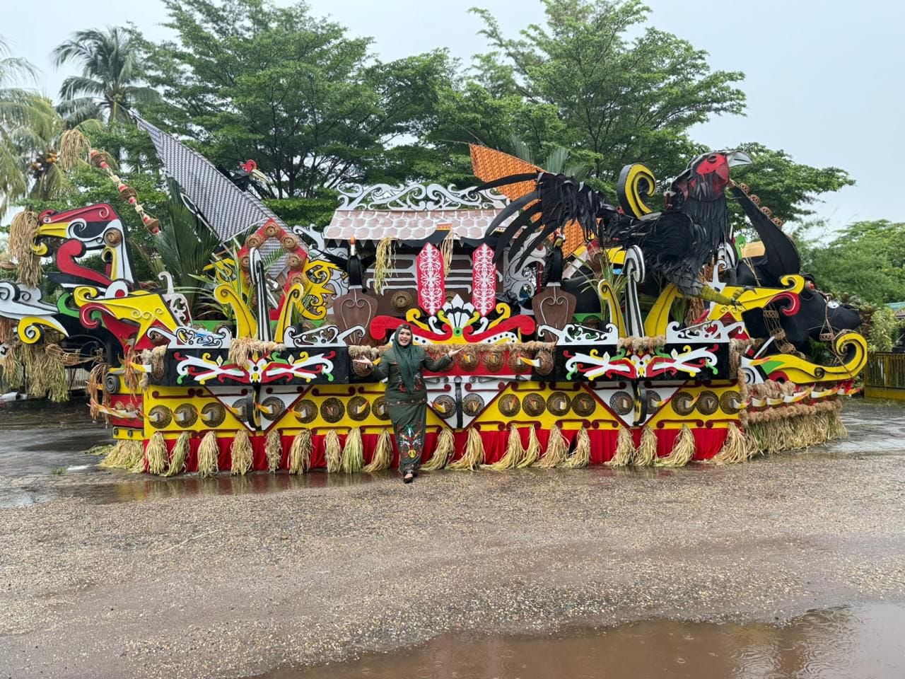 Dina Maulidah saat berfoto disalah satu kapal hias pada festival FBIM di Kota Palangka Raya
