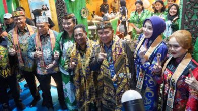 Bupati Murung Raya Heriyus foto bersama Gubernur Kalteng saat berkunjung ke stan milik Pemkab Murung Raya