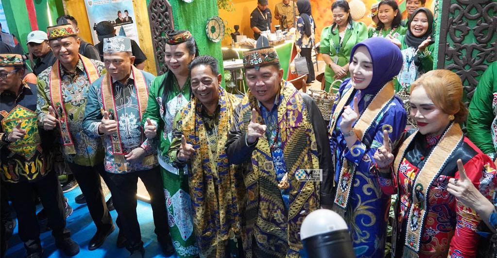 Bupati Murung Raya Heriyus foto bersama Gubernur Kalteng saat berkunjung ke stan milik Pemkab Murung Raya