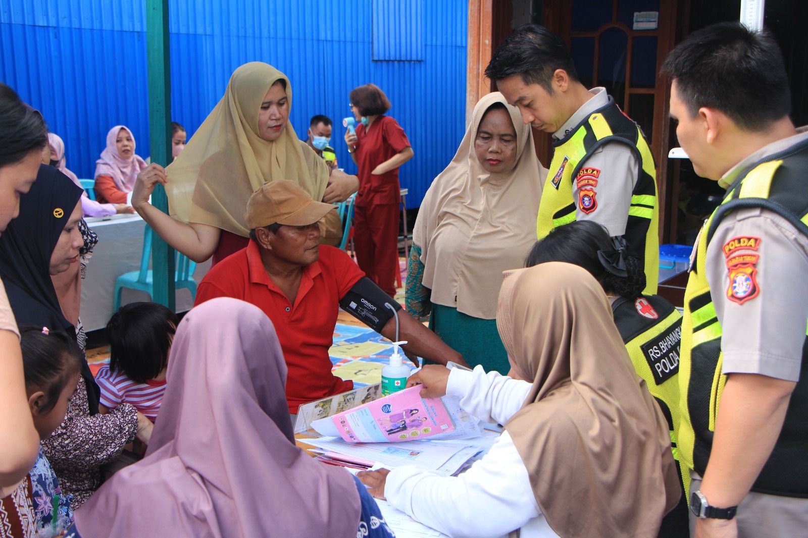 Posyandu keliling Rumah Sakit Bhayangkara saat memberikan pelayanan kepada masyarakat