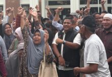 Kuasa hukum anggota koperasi, Jeffriko Seran foto bersama usai sidang.
