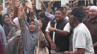 Kuasa hukum anggota koperasi, Jeffriko Seran foto bersama usai sidang.