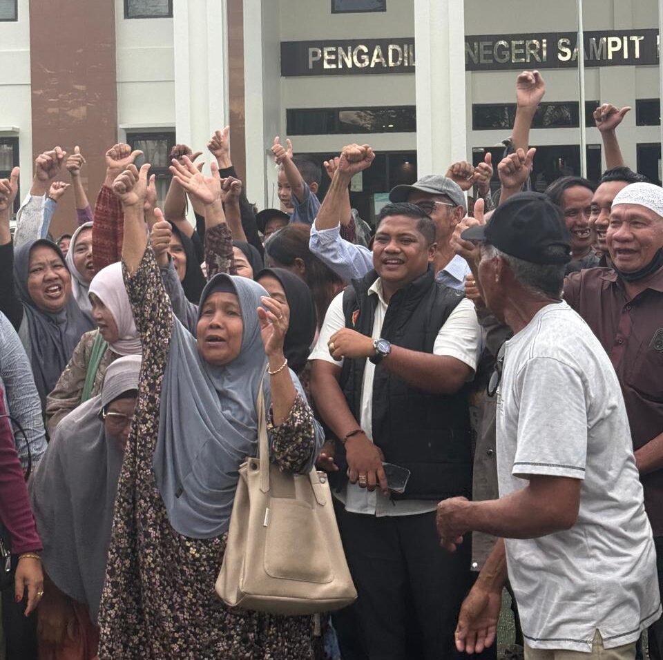 Kuasa hukum anggota koperasi, Jeffriko Seran foto bersama usai sidang.